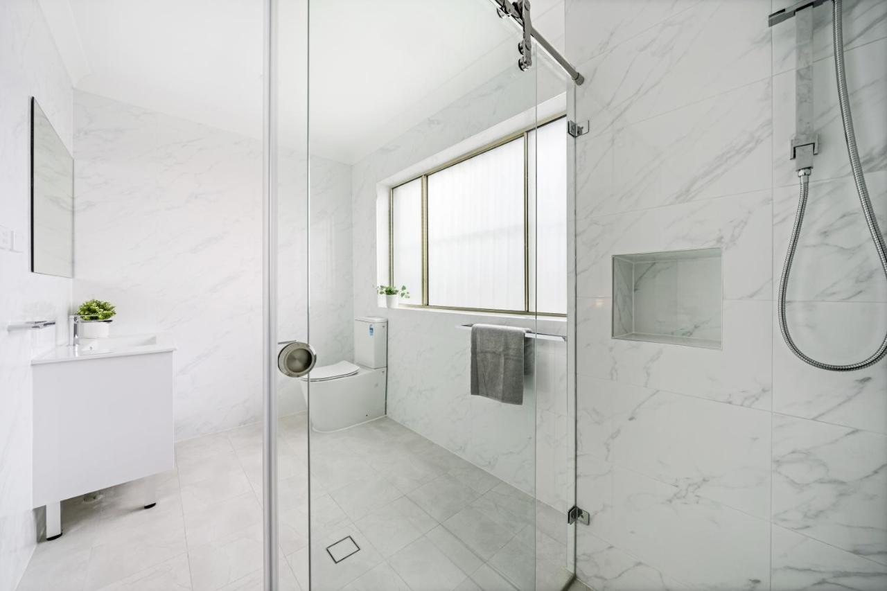Burwood New 2 Bedroom 2 Bathroom Apartment シドニー エクステリア 写真