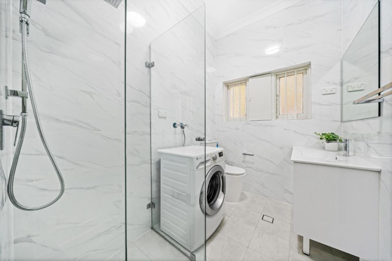 Burwood New 2 Bedroom 2 Bathroom Apartment シドニー エクステリア 写真