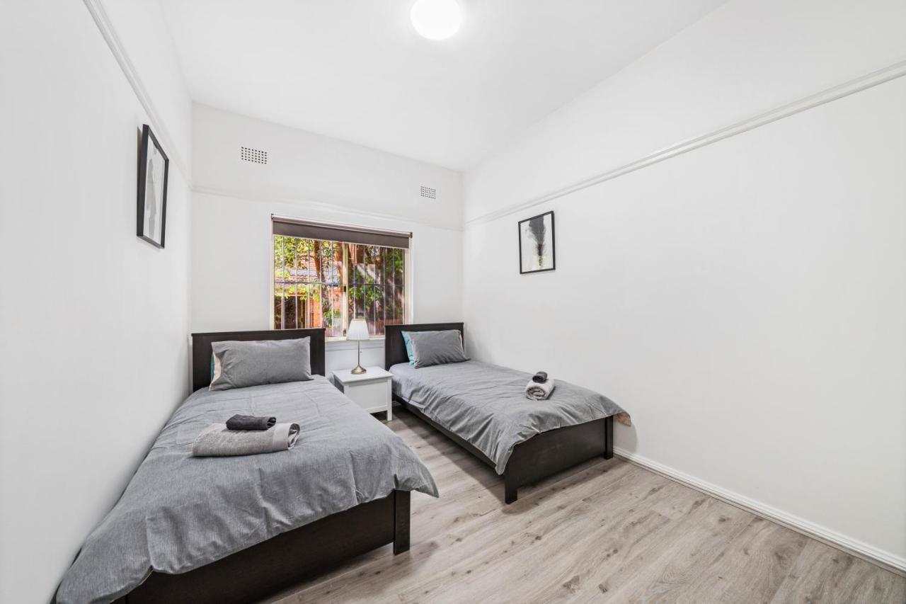 Burwood New 2 Bedroom 2 Bathroom Apartment シドニー エクステリア 写真