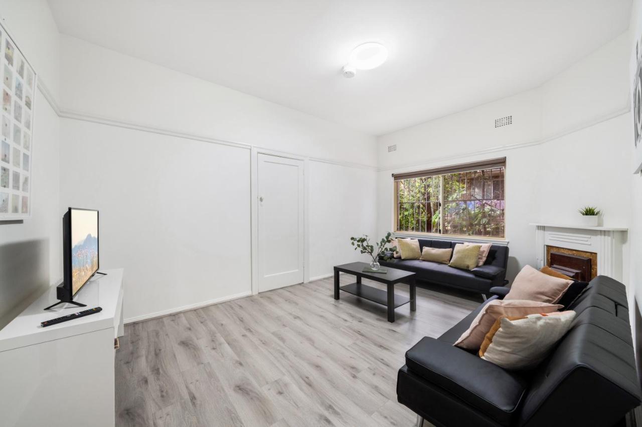 Burwood New 2 Bedroom 2 Bathroom Apartment シドニー エクステリア 写真