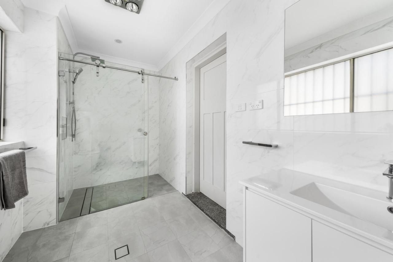 Burwood New 2 Bedroom 2 Bathroom Apartment シドニー エクステリア 写真